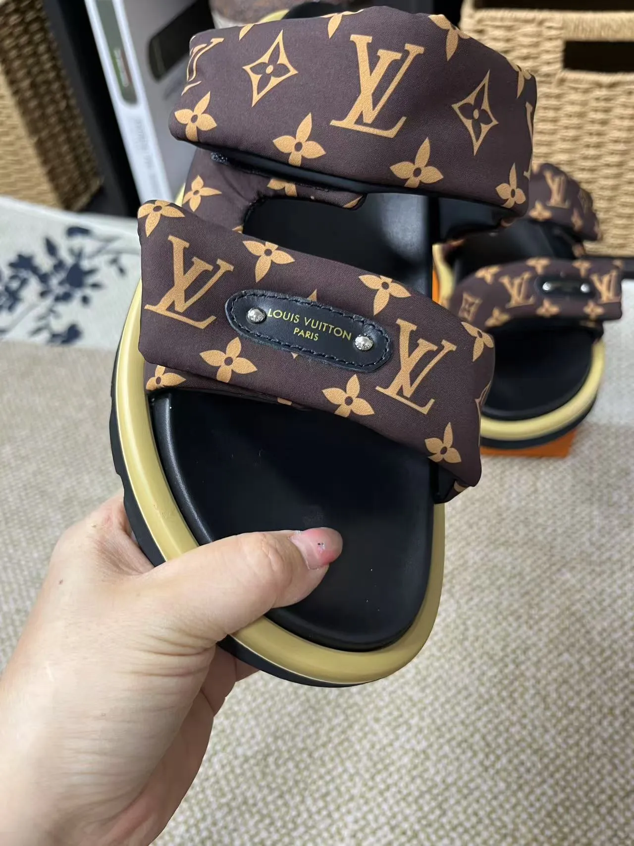 P340 yuan LV Louis Vuitton Full of high-end feel! A popular model among bloggers at home and abroad, it’s retro and fashionable, and looks stunning on your feet! Mainly recommended model on the official website★ ━━━━━ ЅᏇєєt ━━━━━ ▪️Upper: original calfskin ➕5D printing process ▪️Inner: imported mixed sheepskin ▪️Outsole: original molded foam outsole ▪️Size: Female 35-40 Men's 39-44 (women's 41 men's 45)